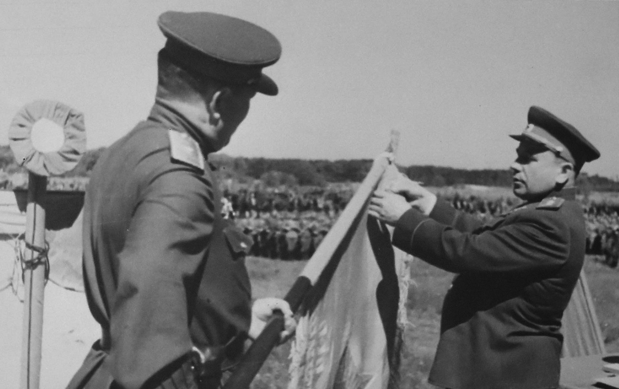 Командарм Гришин прикрепляет орден Красного Знамени