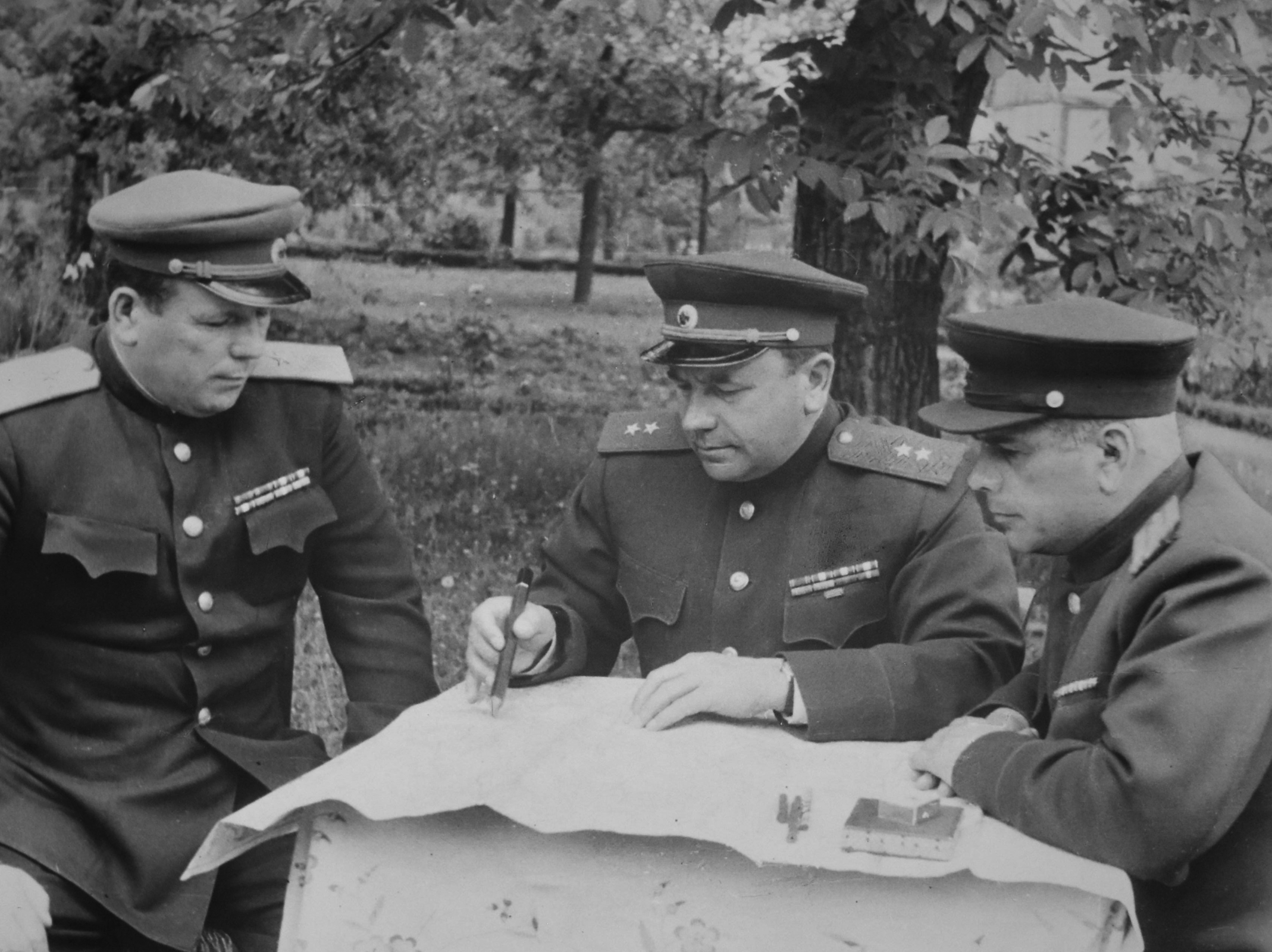 Военный совет 49 армии: генерал-майор Сычев, командующий армией генерал-лейтенант Гришин и полковник Брант