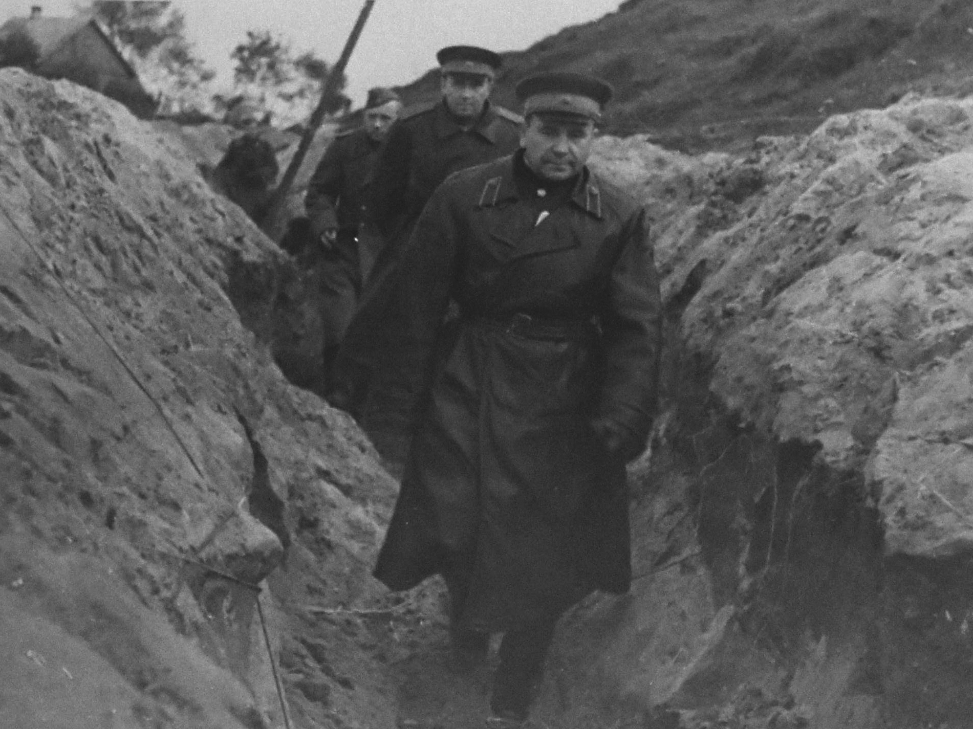 Командарм Гришин и командир 121 стрелкового корпуса генерал-майор Смирнов в траншеях в районе г.Ломжа