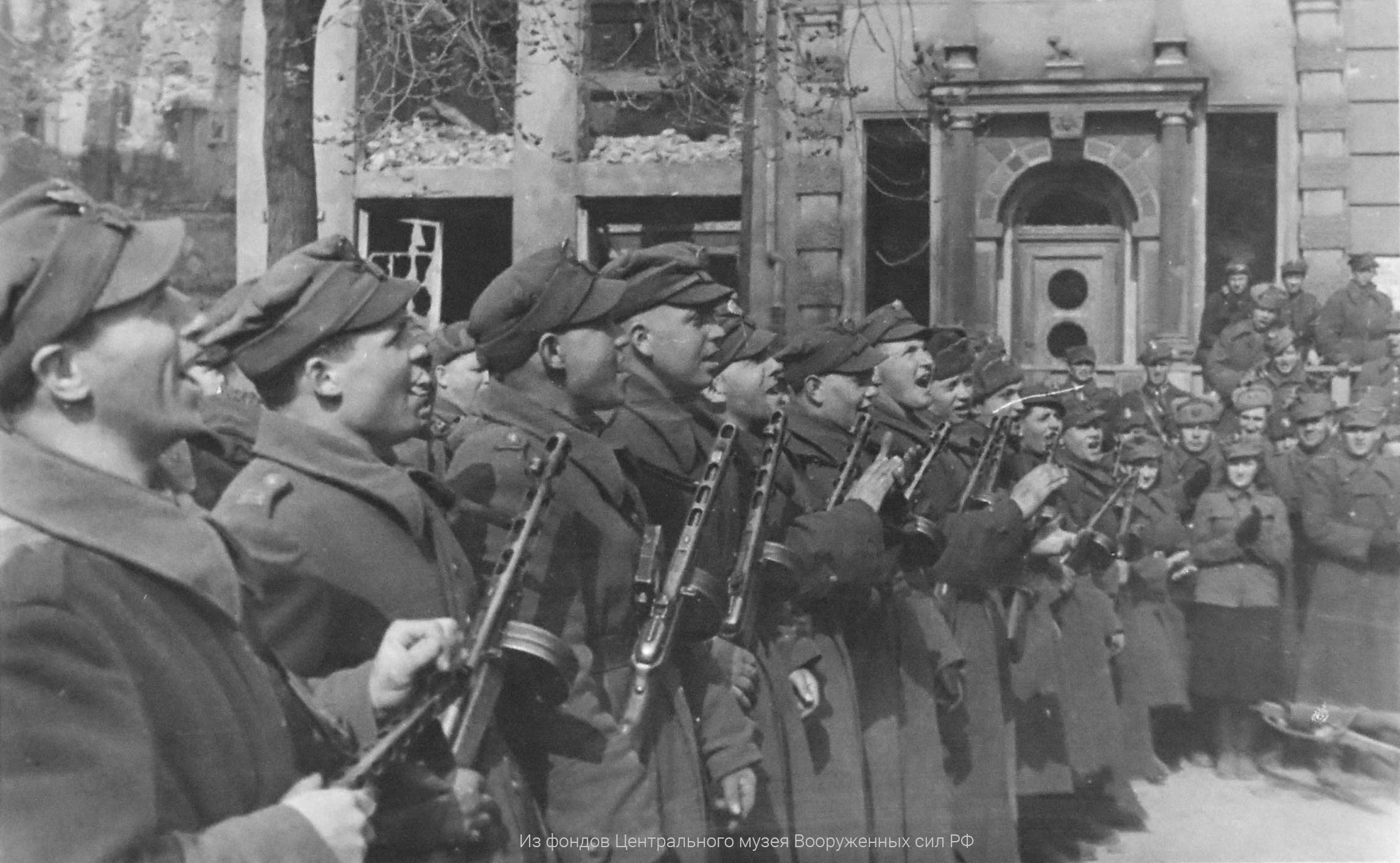 Бойцы и офицеры 4-й польской танковой бригады на митинге по случаю поднятия национального флага