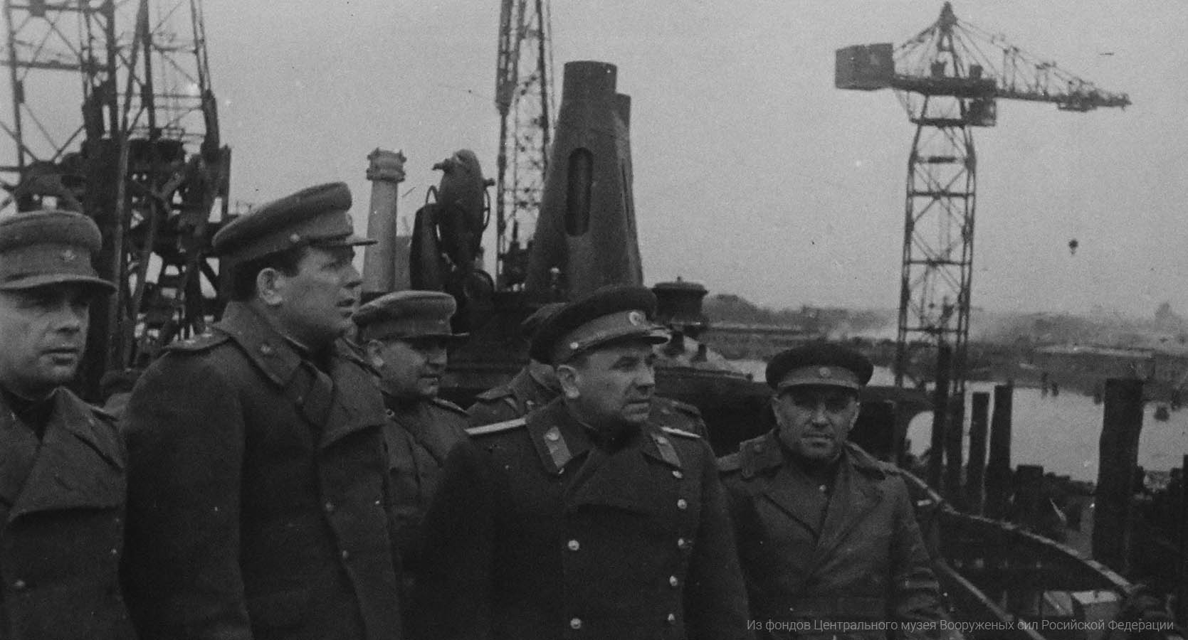 Военный Совет армии осматривает Данцигский порт