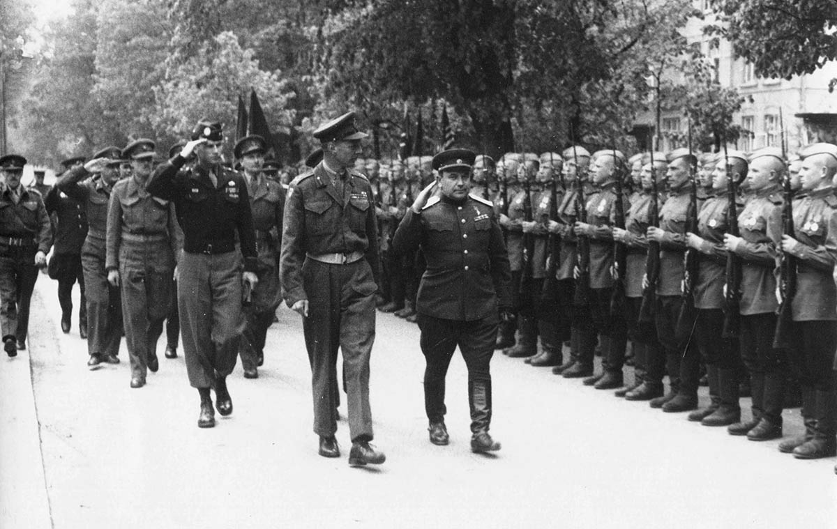 Командующий 49 армии генерал-полковник Гришин и командир 2 английской армии генерал Дэмпсэй проходят перед фронтом почетного караула