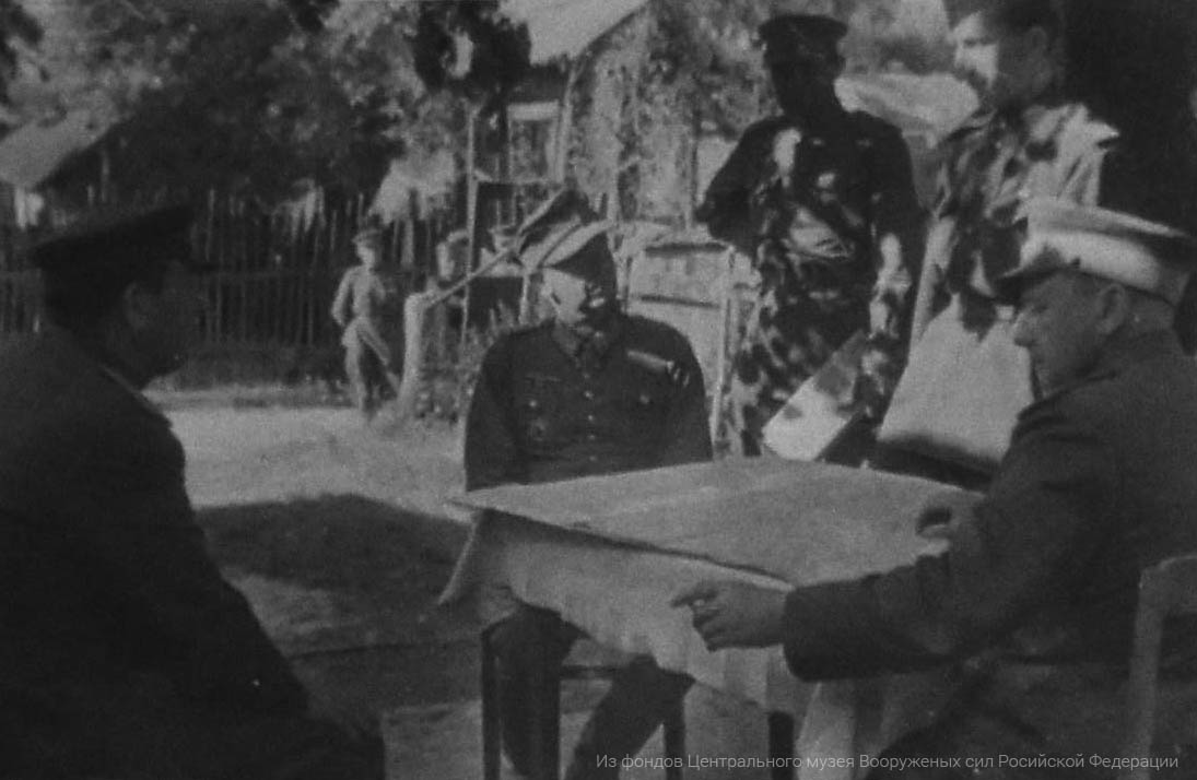 Генерал-лейтенант Гришин и генерал-майор Сычев допрашивают немецкого генерала Траута
