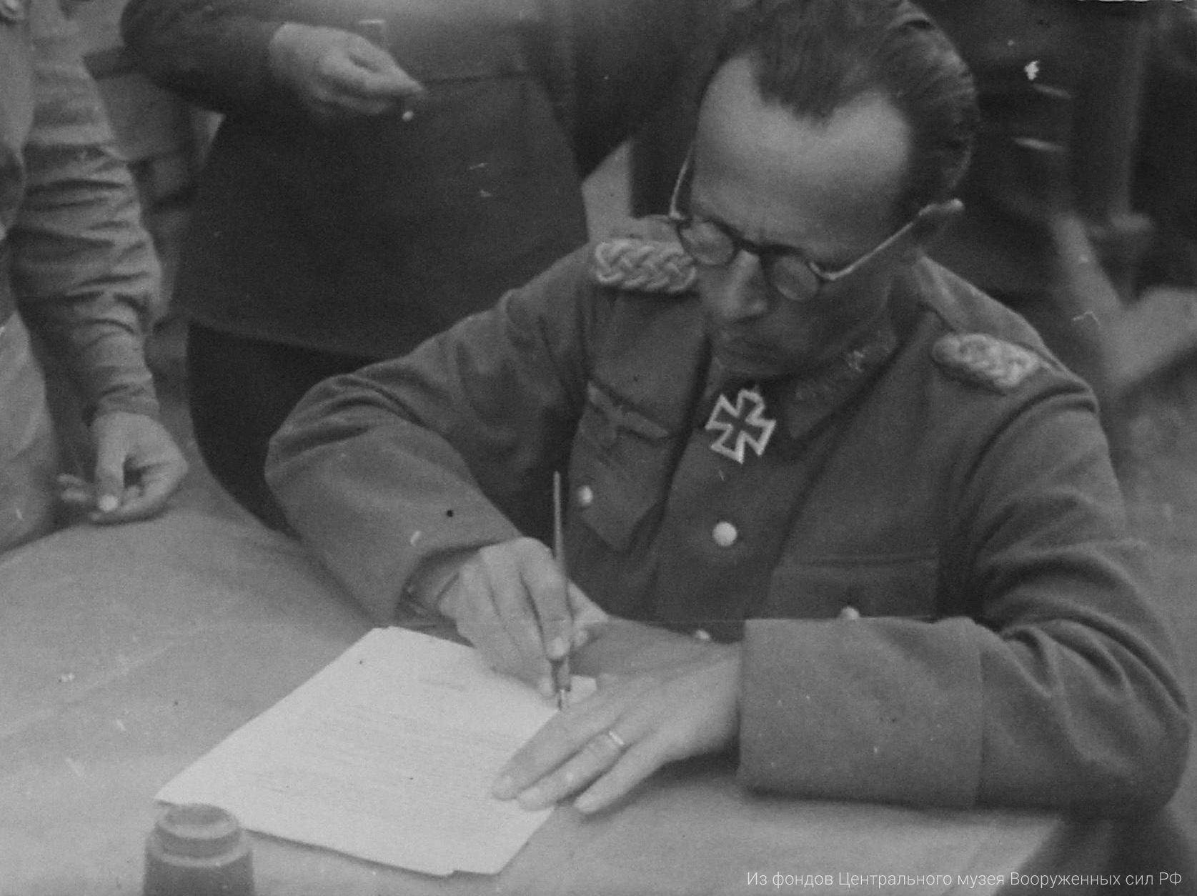 Пленный немецкий генерал Мюллер подписывает приказ о капитуляции