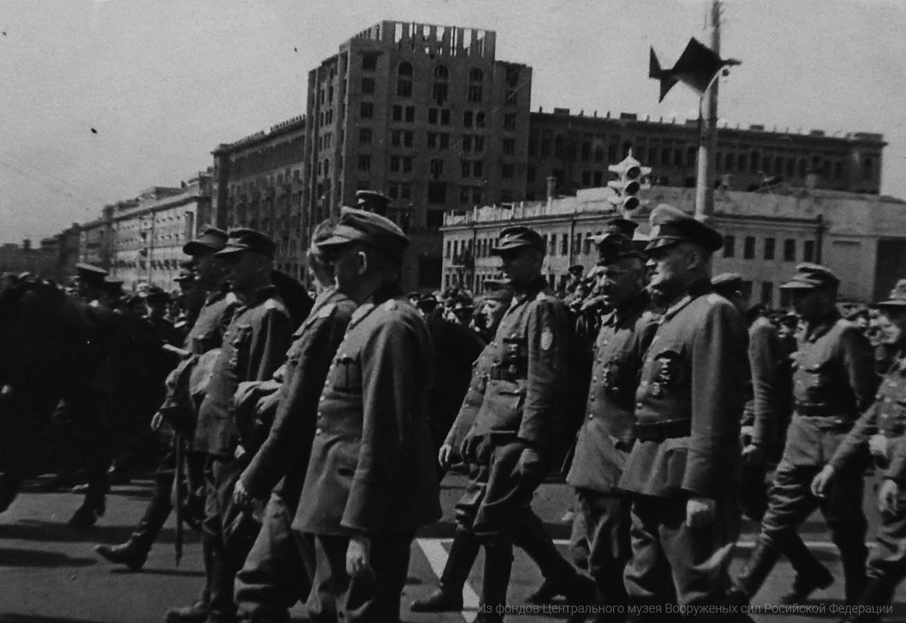 Немецкие генералы конворируются через Москву