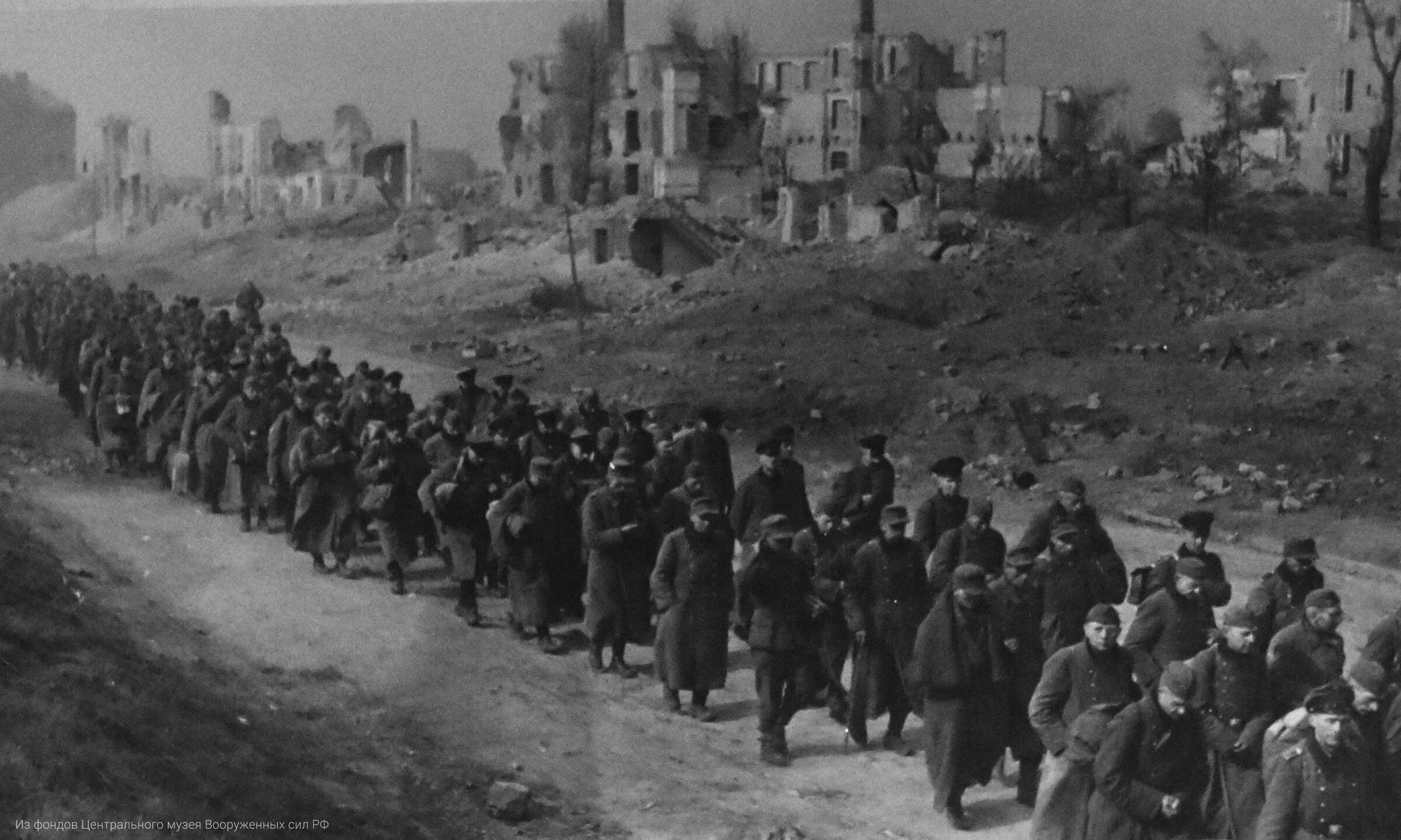 Колонна пленных немецких солдат и офицеров, захваченных войсками 49 армии в Данциге