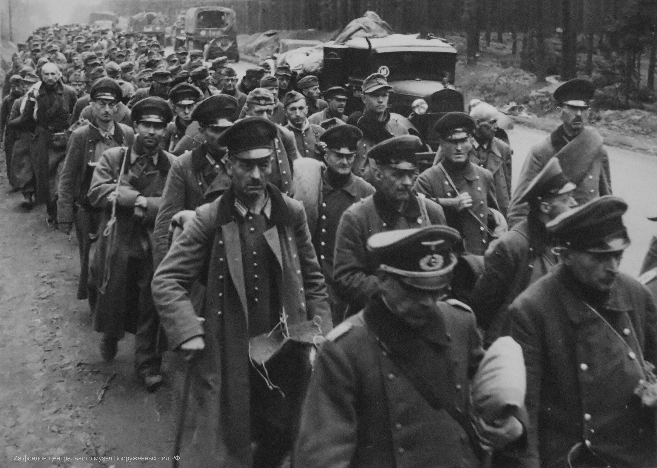 Колонна пленных немецких солдат и офицеров, захваченных в районе реки Эльба