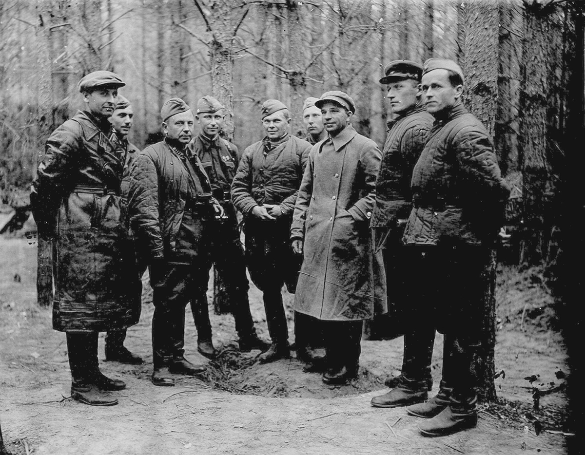 И.Т. Гришин (3-й слева). 1941 год. Выход из окружения под Брянском 137 стрелковой дивизии